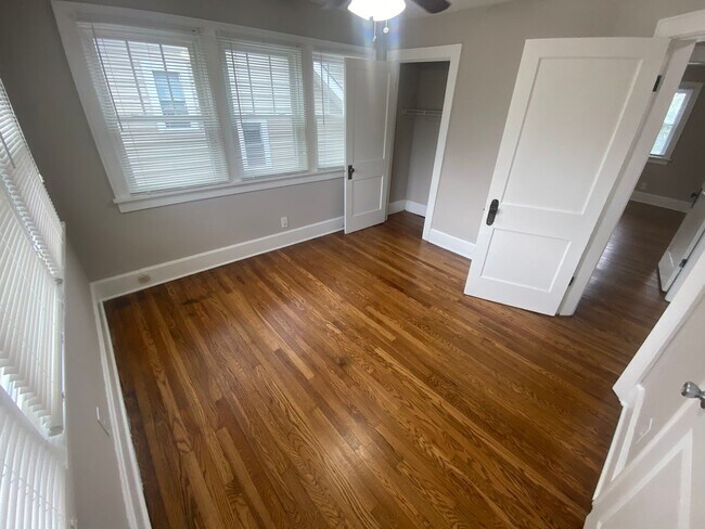 Building Photo - 4 Bedroom- Grandview