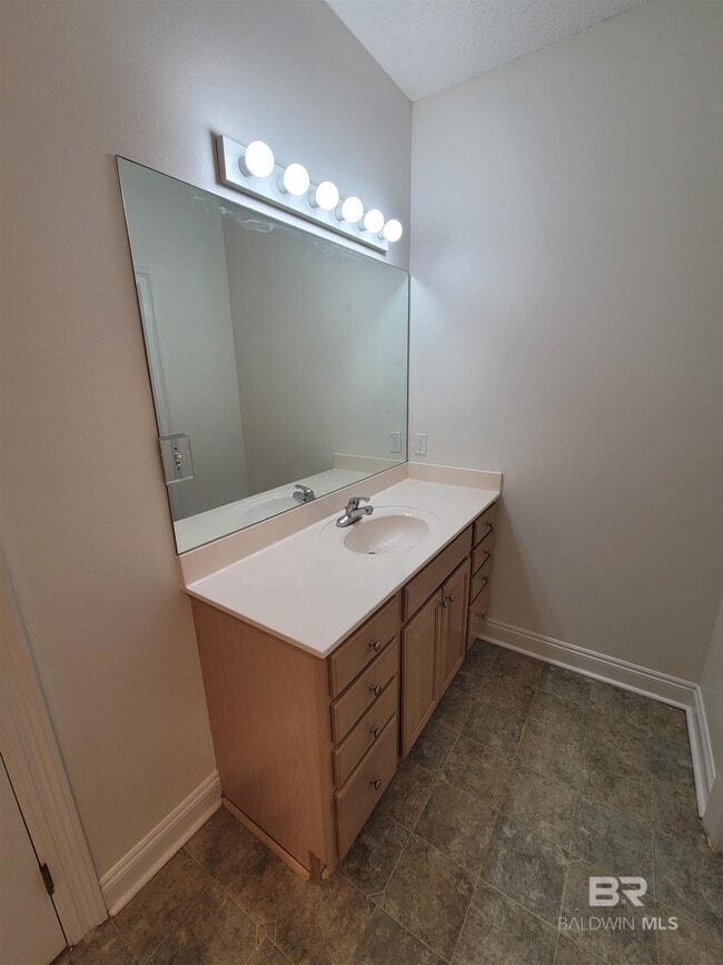 Building Photo - 645 E 22nd Ave