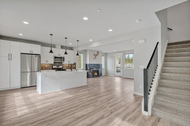 Building Photo - 3bed/2.5 Bath Modern Comfort Meets Elegant Design