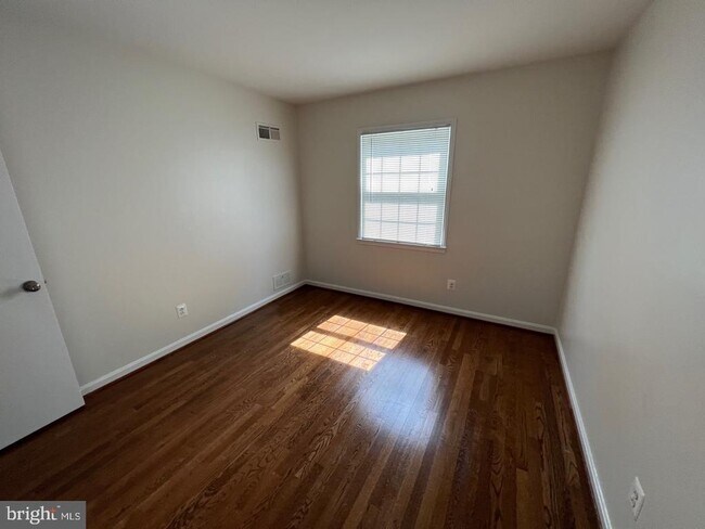 Building Photo - 6407 Kenhowe Dr