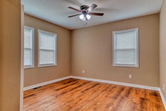 Building Photo - 704 W 7th St