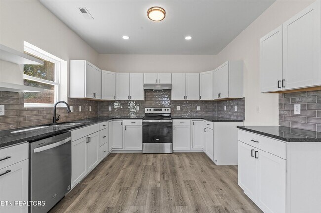 Building Photo - 3900 Lilac Ave