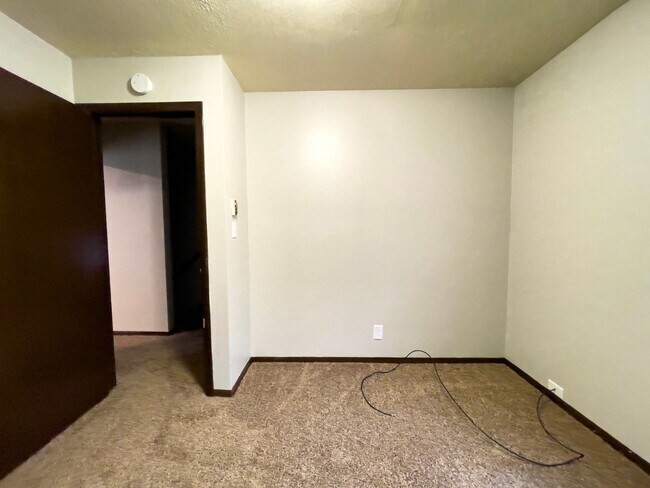 Building Photo - 2213 E Memorial Dr