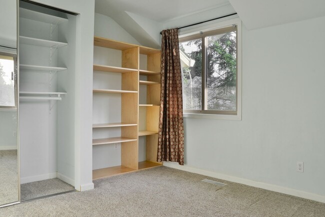 Building Photo - Charming 3 Bedroom Home in Klahanie | Issaquah Schools