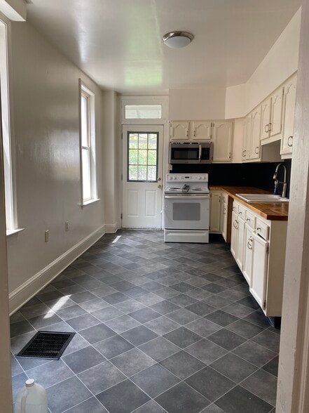 Kitchen - 1039 W Poplar St