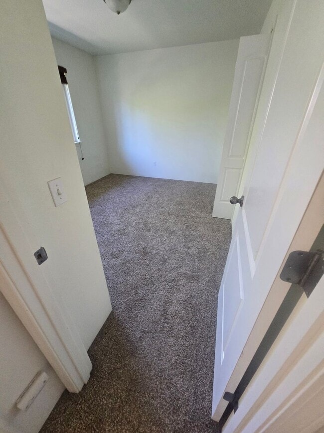Building Photo - 3 bed 2 bath  Home for Rent in Grants Pass