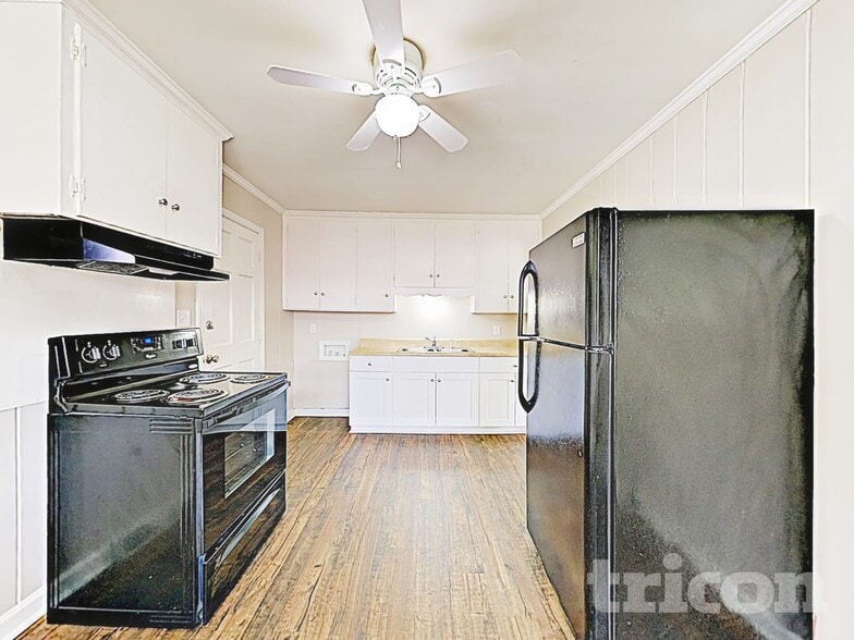 Building Photo - 4300 Oak Forest Dr