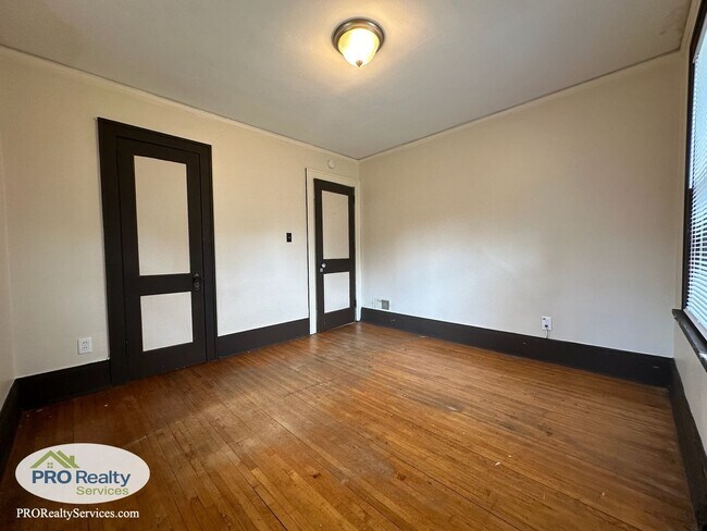 Building Photo - 3 Bedroom Plus Den Home in St. Paul
