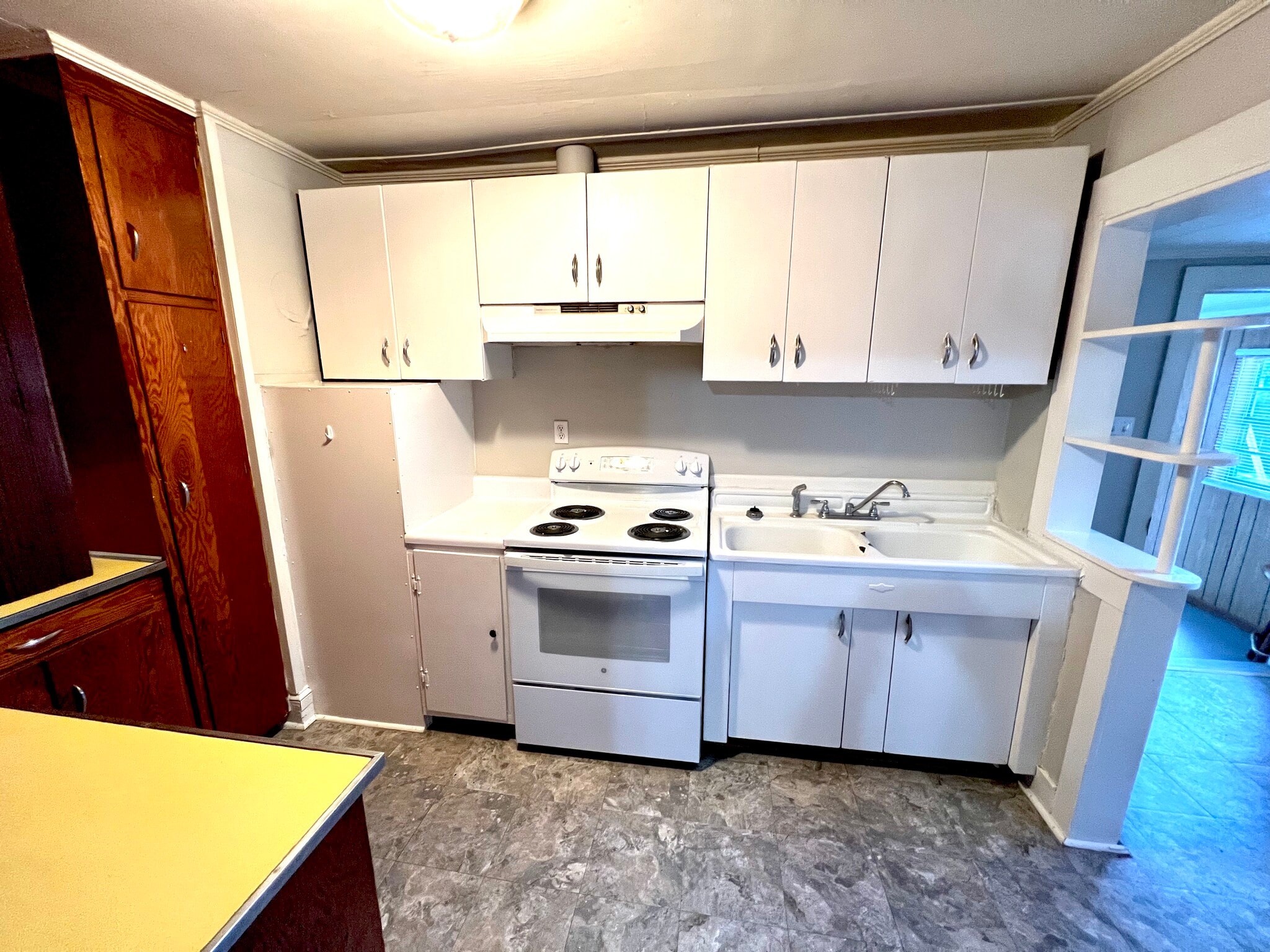 Kitchen - 806 E 9th St