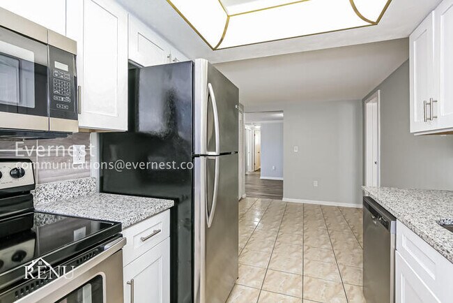 Building Photo - 3 Bed - 2 Bath Cozy Living in the Heart of...