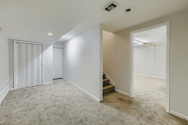 Building Photo - 651 White Ct