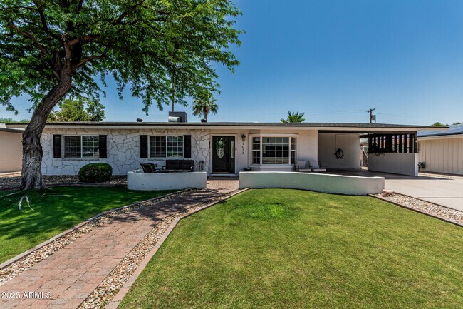 Primary Photo - 1027 E Palmaire Ave