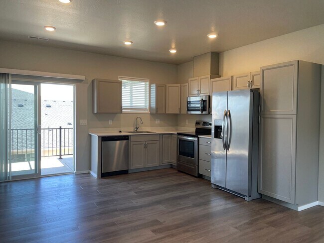 Building Photo - Newer-Very Nice 2 Bedroom 1 Bath Upstairs Noise Free Apartment****HALF OFF FIRST FULL MONTHS RENT...