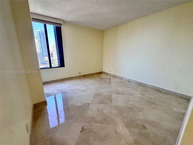 Building Photo - 520 Brickell Key Dr