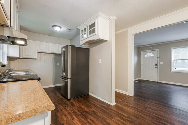 Building Photo - 1165 Wisteria Dr SW