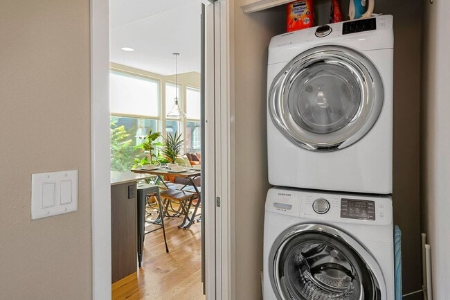 Building Photo - City View Haven: Modern 2-Bed Townhome in ...