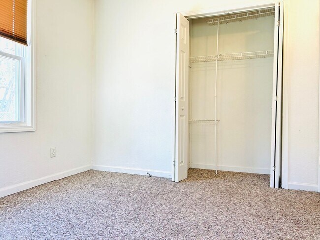 Building Photo - Single-Family Home, Centrally Located