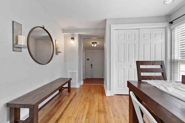 Building Photo - 3/2 House by TMH!! Available April!! fully furnished, 6 or 12 month lease available