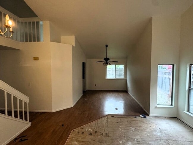 Building Photo - Beautifully Refreshed Home in a Family Neighborhood