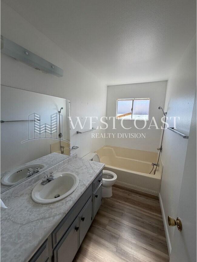 Building Photo - 2 Bed / 2 Bath Duplex-Style Home on Quiet Cul-de-Sac – Hemet