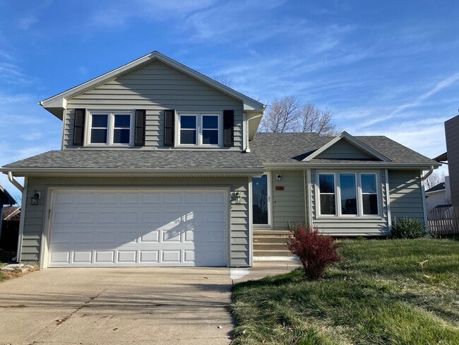 Primary Photo - Spacious 3 Bedroom 2.5 Bath Home- Located ...