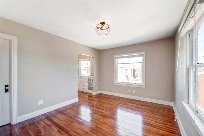 Building Photo - Georgia St. Triplex