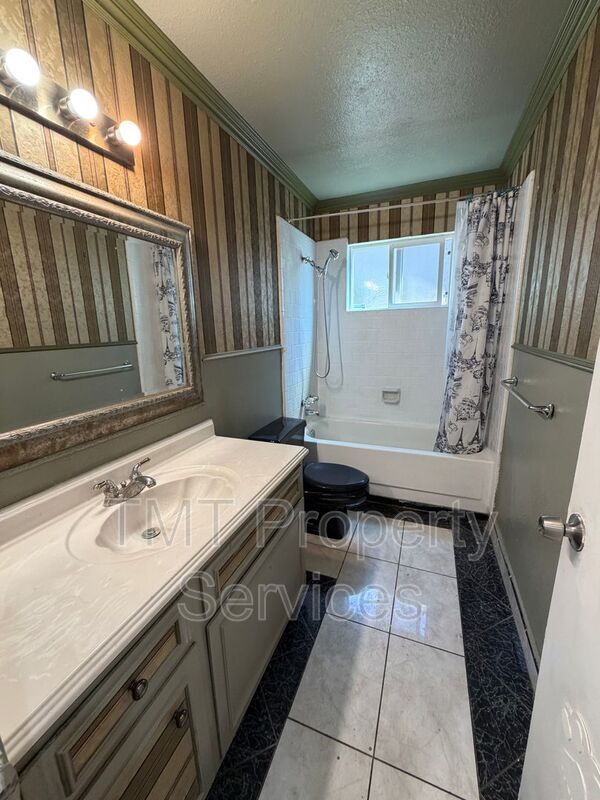 Building Photo - 930 Graywood Cir