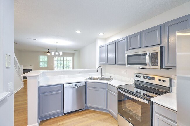 Building Photo - 8047 Shadow Oak Dr