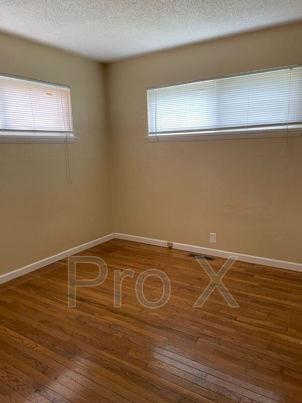 Building Photo - 1604 W Broadway St