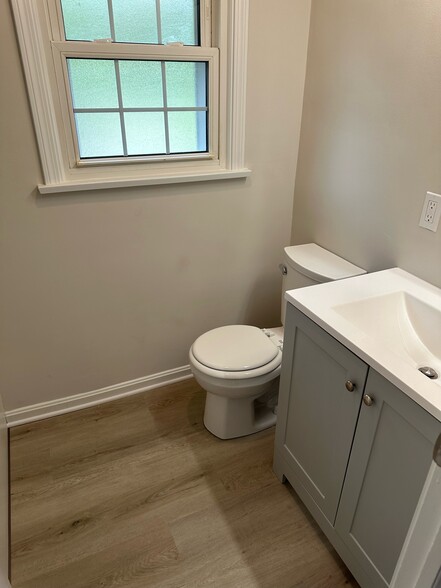 Bathroom - 38522 Rogers Rd