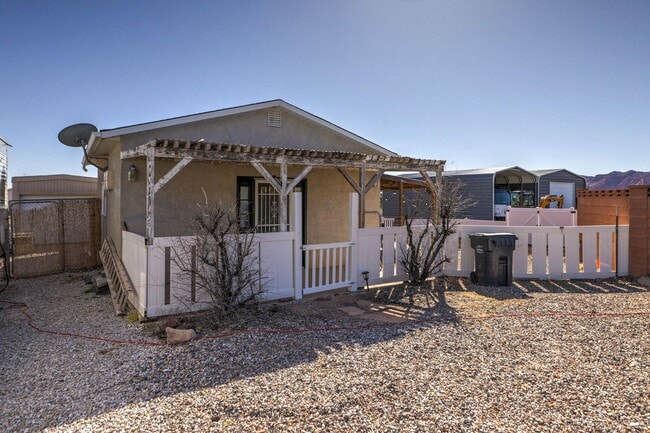 Building Photo - Horse Property!  Private Pool!  Land!