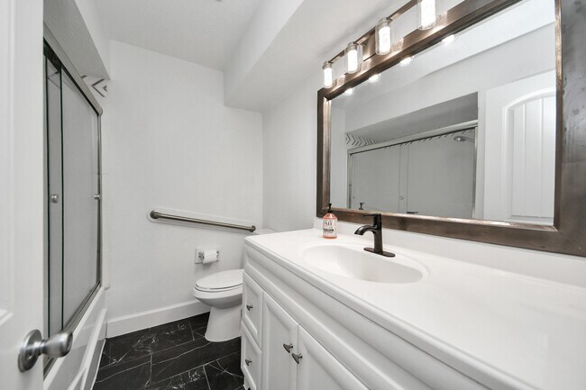 Building Photo - 5542 Holly St