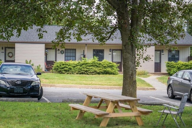 Building Photo - 2520 Bradford Ct