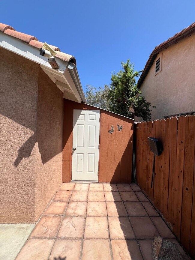 Building Photo - 7501 Canyon Clover Dr