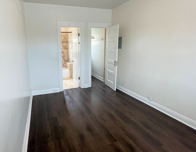 Building Photo - Charming Second Floor Apartment Home