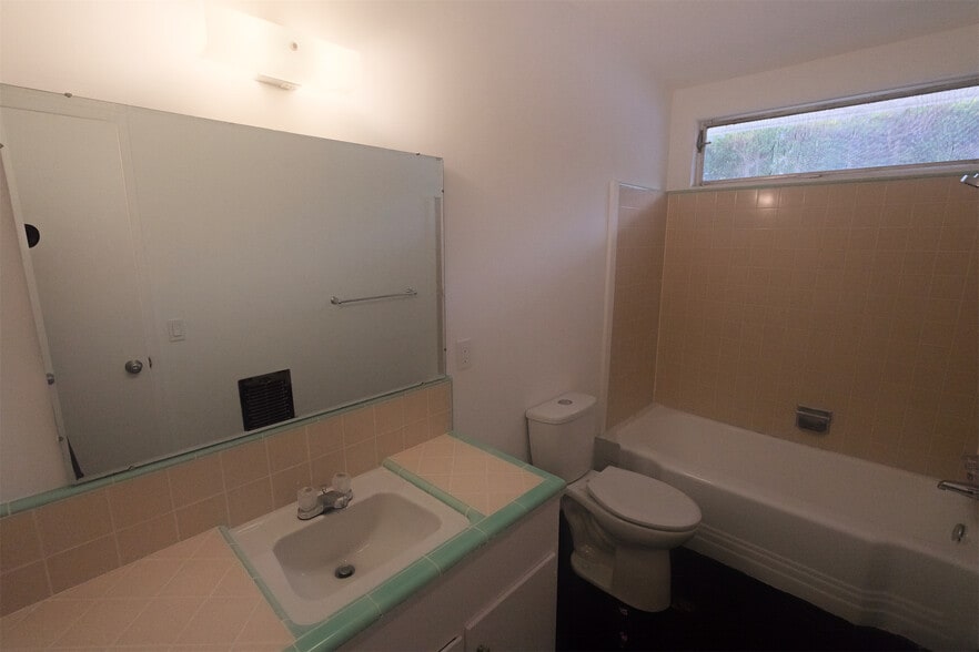 Building Photo - 975 E Camino Parocela