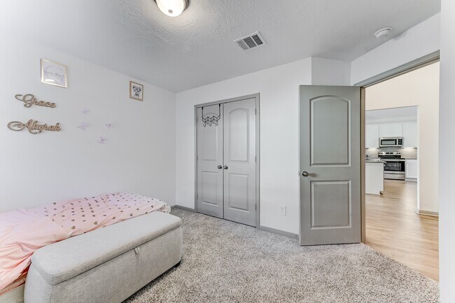 Building Photo - 204 Shoreview Dr