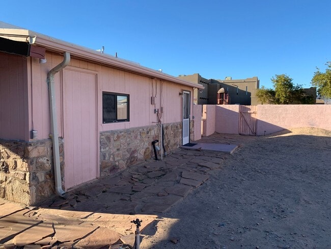 Building Photo - FULL TIME RENTAL 2 Bedroom, 1 Bath in Park...