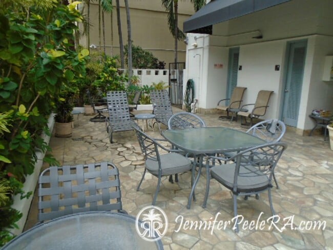 Building Photo - Window AC. Waikiki. Near Beaches.