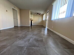 Building Photo - 2 Bedroom/ 2 Bath upstairs unit located in Long Beach!