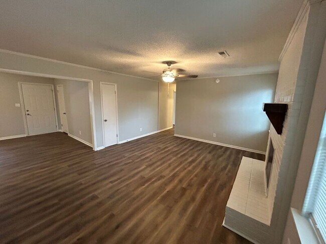 Building Photo - 2026 Woodmead St SW