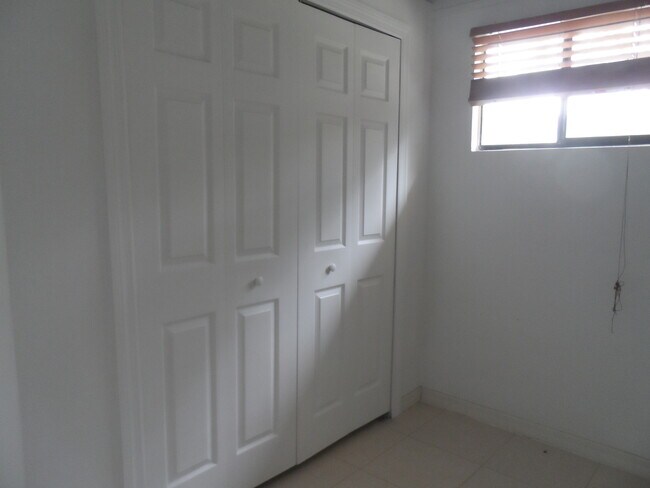 Building Photo - JUST LISTED -5 BEDROOM + BONUS ROOM - DELTONA NO PETS ALLOWED