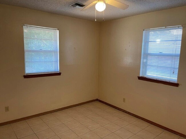 Building Photo - Brand New paint no carpet! Clean and ready...