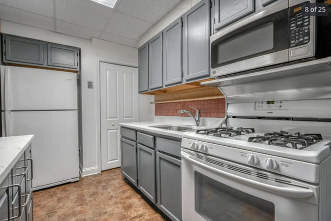Building Photo - 3 Bedroom with Huge Rear yard