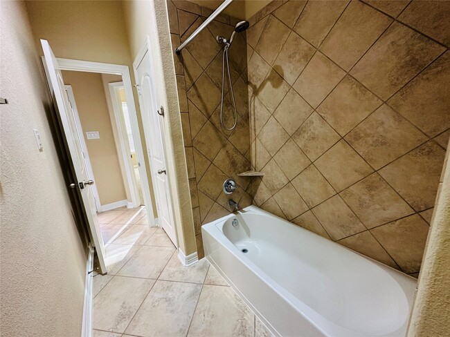 Building Photo - 21927 Field Green Dr