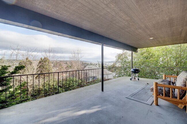 Building Photo - 3 Bedroom 2.5 bathroom spacious home with views of marina and downtown Oak Harbor