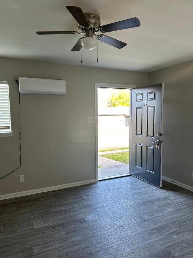 Building Photo - 3200-3200 Grider Cir