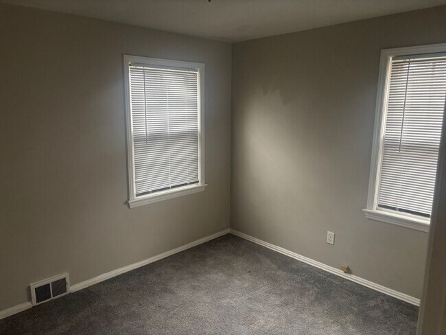 Building Photo - Move-In Ready 3BR Home w/ Fireplace, Garage & Basement – Cleveland