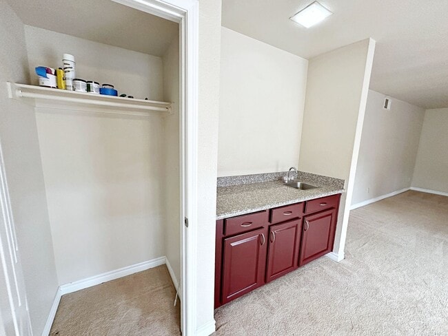 Building Photo - 3 BEDROOM, 2 BATH DOWNSTAIRS CONDO IN GUARD GATED COMMUNITY