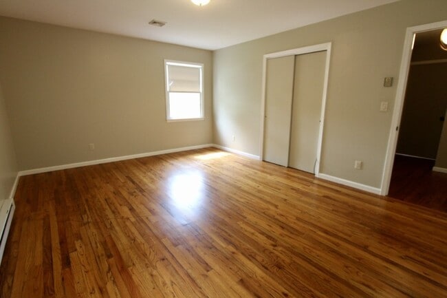 Building Photo - 4 Bedroom 3 Bath Well Kept House in West H...